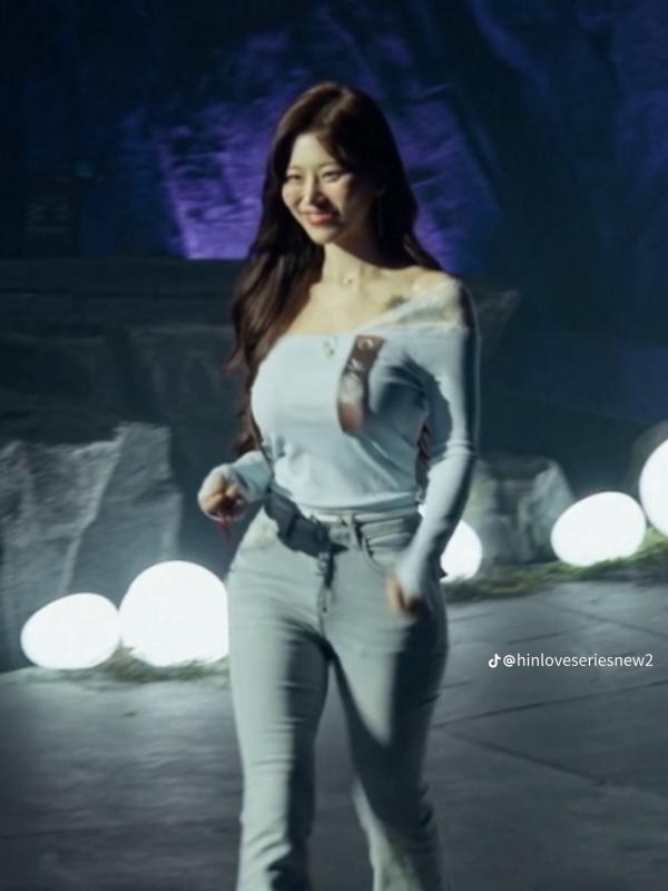 Nữ pháp sư Gen Z đang khiến cả cõi mạng phải ồn: Mẹ 1 con nhưng body không thua gì idol- Ảnh 1.
