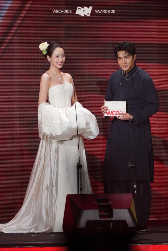 Có mỹ nhân ở WeChoice Awards đẹp đến mức chấp mọi khung hình, visual càng zoom cận càng vô lý- Ảnh 7.