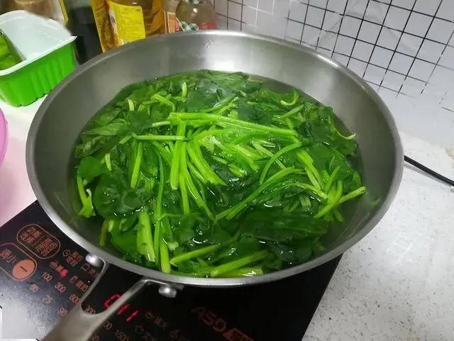 Rau thì là có gây suy thận? Các bác sĩ cảnh báo: Để tránh tổn thương thận, hãy ăn ít 3 loại rau này- Ảnh 5. Rau thì là có gây suy thận? Các bác sĩ cảnh báo: Để tránh tổn thương thận, hãy ăn ít 3 loại rau này- Ảnh 5.