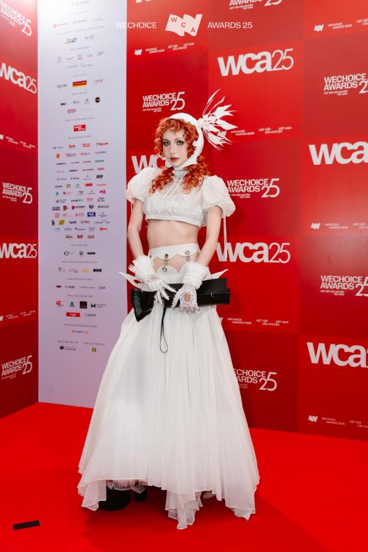 Tìm ra chủ nhân của outfit số 1 WeChoice 2025: Dàn sao nghĩ gì về đề bài mở, dresscode không màu sắc đầy 