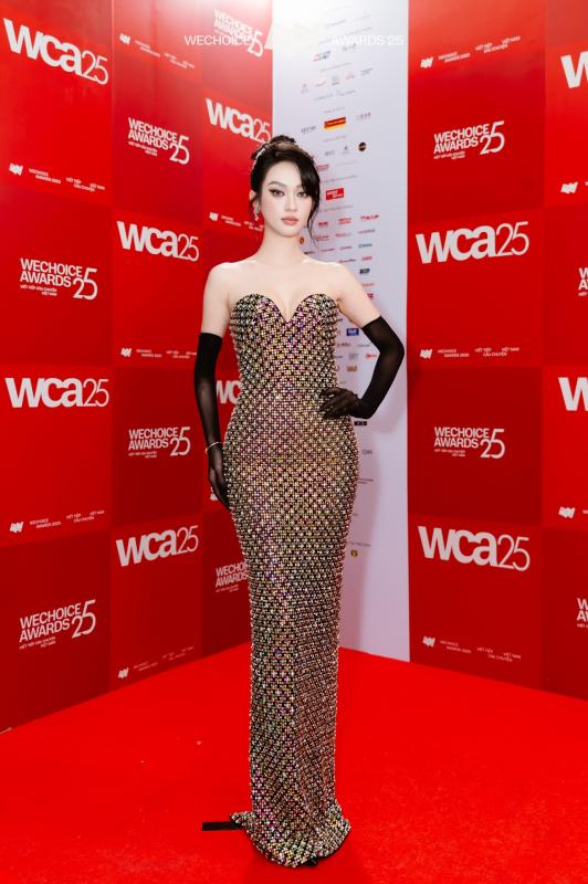 Tìm ra chủ nhân của outfit số 1 WeChoice 2025: Dàn sao nghĩ gì về đề bài mở, dresscode không màu sắc đầy 