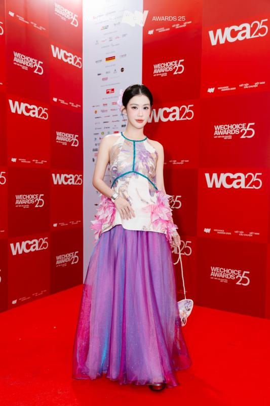 Tìm ra chủ nhân của outfit số 1 WeChoice 2025: Dàn sao nghĩ gì về đề bài mở, dresscode không màu sắc đầy 