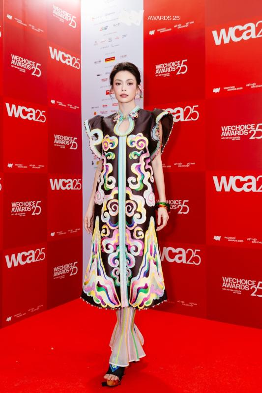 Tìm ra chủ nhân của outfit số 1 WeChoice 2025: Dàn sao nghĩ gì về đề bài mở, dresscode không màu sắc đầy 