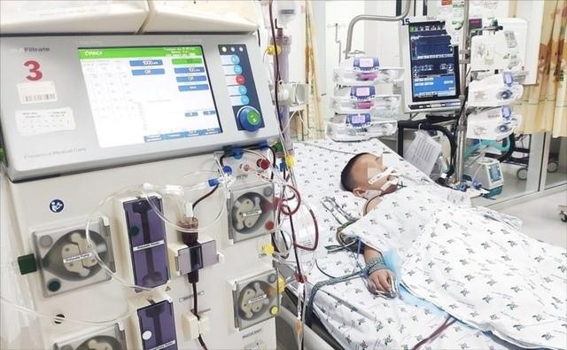 Bé 5 tháng tuổi tổn thương gan nghiêm trọng vì người lớn dùng đũa chấm vào rượu cho bé nếm thử- Ảnh 1.