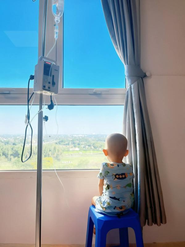 Bức ảnh gây xúc động mạnh ngày Tết tại một bệnh viện nhi: Nơi người lớn học cách mạnh mẽ từ những đứa trẻ- Ảnh 1.