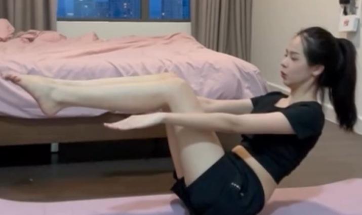 Học nàng Hậu tuổi Nhâm Ngọ có đôi chân dài 1,1m tập 4 động tác để bảo toàn vòng eo 63cm, vóc dáng thanh mảnh- Ảnh 9.