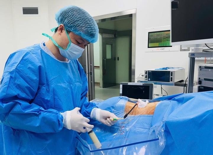 Chuyến bay đêm đưa người đàn ông nguy kịch về nước mổ thận giành sự sống- Ảnh 1.
