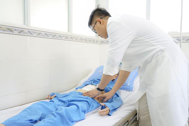 Nội soi cắt toàn bộ dạ dày, cứu sống bệnh nhân ung thư- Ảnh 1.
