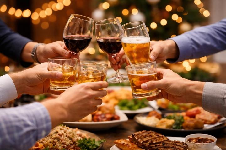 Uống rượu bia 'cho phải phép', dân công sở mất ngủ trắng đêm- Ảnh 1.