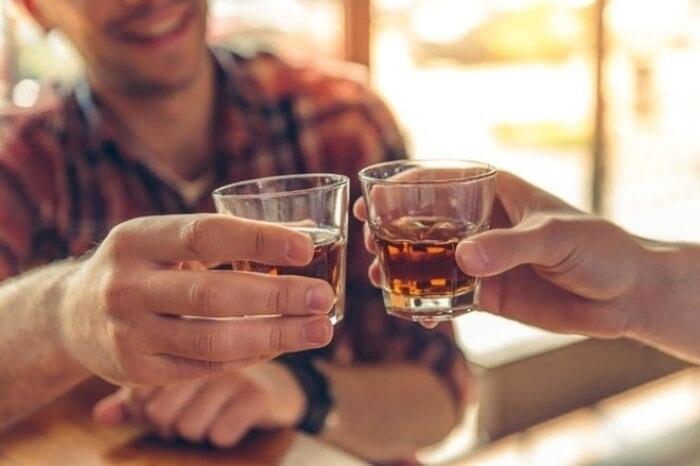 Lý do nhiều người cảm giác 'lâng lâng' chỉ sau vài ly rượu- Ảnh 1.
