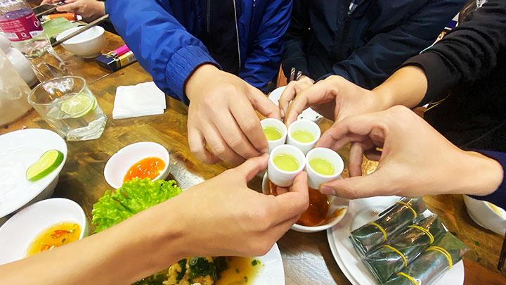 Đi chơi Tết Bính Ngọ: Tránh 3 điều này kẻo sức khỏe lao dốc ngay đầu năm- Ảnh 1.