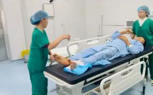 Phẫu thuật xuyên trưa cứu bệnh nhân bị máy cưa gỗ cắt đứt chân- Ảnh 1.
