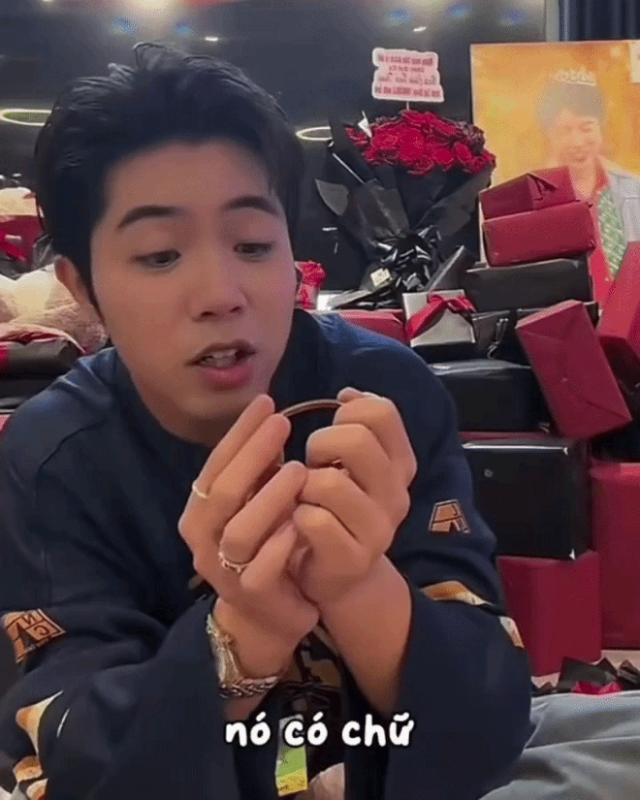 Nam ca sĩ Việt vướng drama bẽ bàng vì quà từ fan: "Vòng tay Rolex" 800 triệu hay món hàng fake chỉ để khoe?- Ảnh 1.