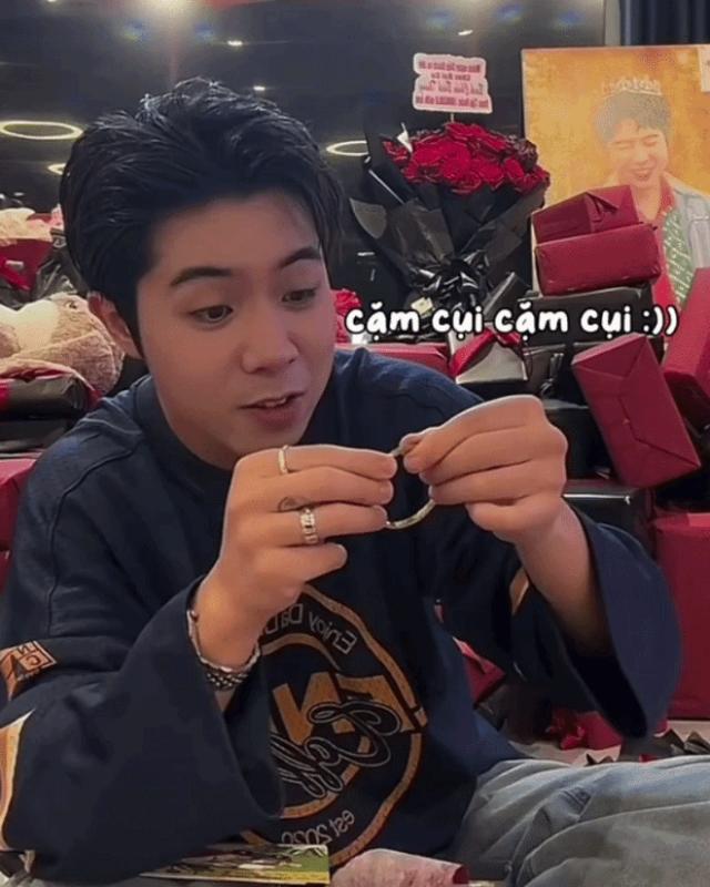 Nam ca sĩ Việt vướng drama bẽ bàng vì quà từ fan: "Vòng tay Rolex" 800 triệu hay món hàng fake chỉ để khoe?- Ảnh 2.