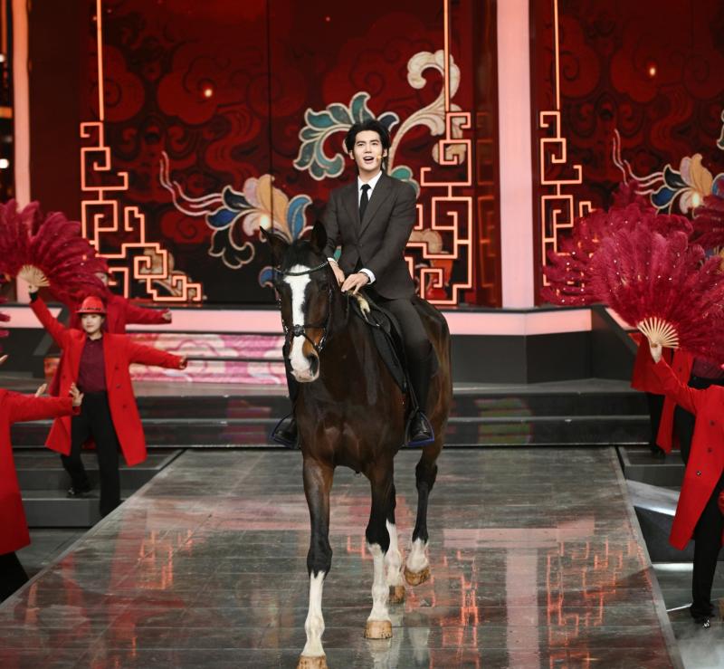 Đỉnh nhất Tết Nguyên đán 2026: Mỹ nam cưỡi ngựa lên sân khấu mừng năm mới, giúp nhà đài đạt top 1 rating cả nước- Ảnh 3.