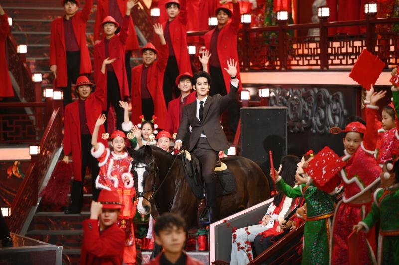 Đỉnh nhất Tết Nguyên đán 2026: Mỹ nam cưỡi ngựa lên sân khấu mừng năm mới, giúp nhà đài đạt top 1 rating cả nước- Ảnh 1.
