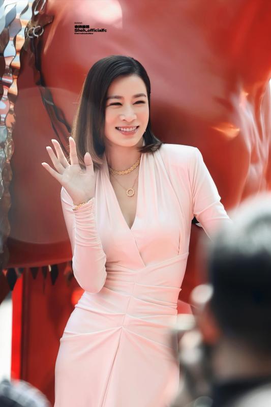 Xa Thi Mạn U60 vẫn tỏa sáng giữa trưa, làn da căng mướt khiến dân tình thi nhau "xin vía"- Ảnh 2.