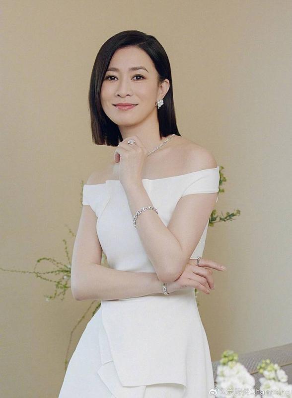 Xa Thi Mạn U60 vẫn tỏa sáng giữa trưa, làn da căng mướt khiến dân tình thi nhau "xin vía"- Ảnh 3.