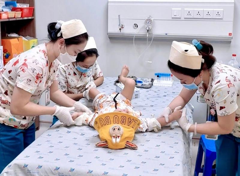 Bác sĩ cảnh báo 'bẫy tử thần' với trẻ nhỏ dịp Tết- Ảnh 1.