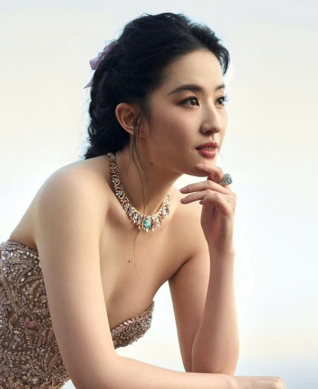 Lưu Diệc Phi khiến đỉnh sức BVLGARI tàng hình- Ảnh 2.