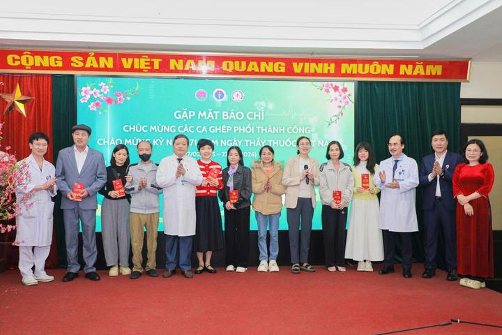 Cuộc hội ngộ đầy xúc động của 8 bệnh nhân được hồi sinh nhờ ghép phổi- Ảnh 1.