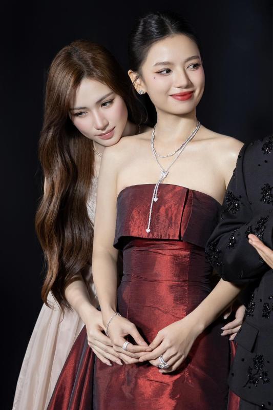 Mỹ nhân Việt đẹp cỡ này mà bị bỏ quên 10 năm trời, cứ xuất hiện là được 