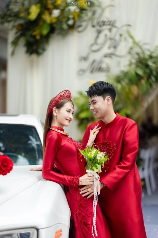 Ảnh nét căng: MC Mù Tạt đeo vàng nặng trĩu lên xe hoa cùng tuyển thủ Đức Huy,