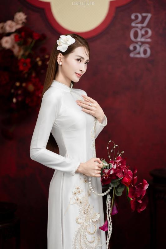 Ảnh nét căng: MC Mù Tạt đeo vàng nặng trĩu lên xe hoa cùng tuyển thủ Đức Huy,