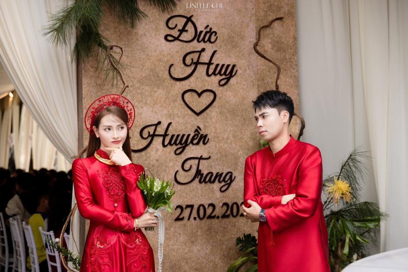 Ảnh nét căng: MC Mù Tạt đeo vàng nặng trĩu lên xe hoa cùng tuyển thủ Đức Huy,