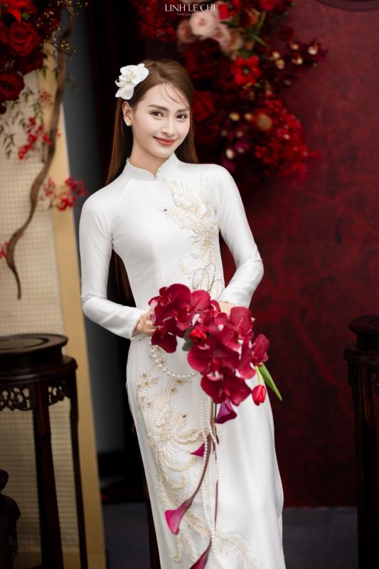 Ảnh nét căng: MC Mù Tạt đeo vàng nặng trĩu lên xe hoa cùng tuyển thủ Đức Huy,