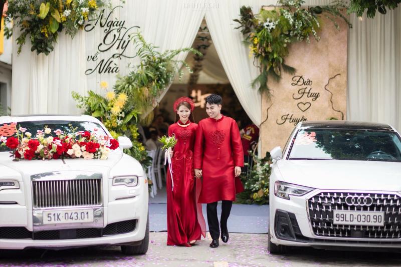 Ảnh nét căng: MC Mù Tạt đeo vàng nặng trĩu lên xe hoa cùng tuyển thủ Đức Huy,