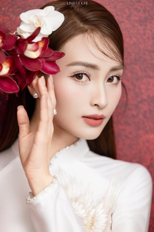 Ảnh nét căng: MC Mù Tạt đeo vàng nặng trĩu lên xe hoa cùng tuyển thủ Đức Huy,