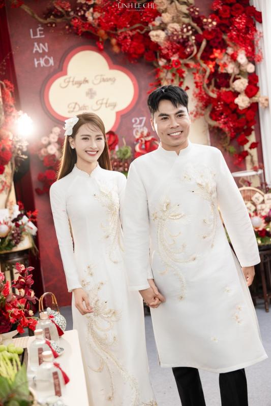 Ảnh nét căng: MC Mù Tạt đeo vàng nặng trĩu lên xe hoa cùng tuyển thủ Đức Huy,