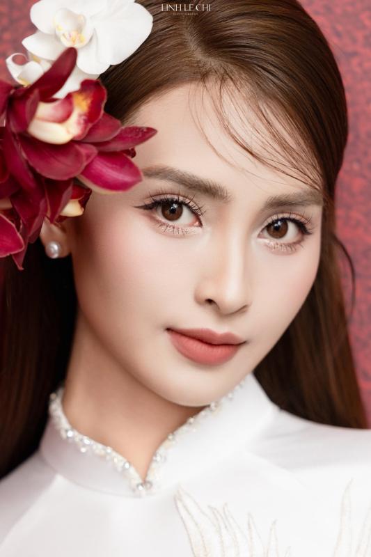 Ảnh nét căng: MC Mù Tạt đeo vàng nặng trĩu lên xe hoa cùng tuyển thủ Đức Huy,
