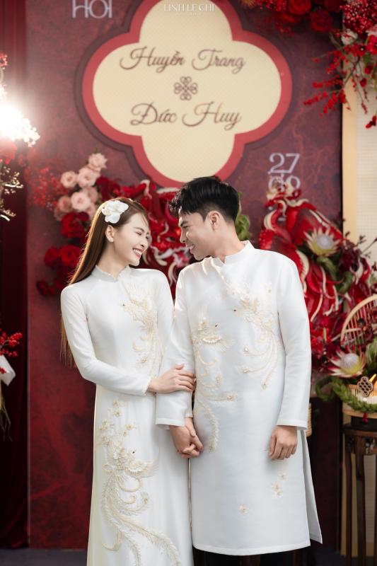 Ảnh nét căng: MC Mù Tạt đeo vàng nặng trĩu lên xe hoa cùng tuyển thủ Đức Huy,