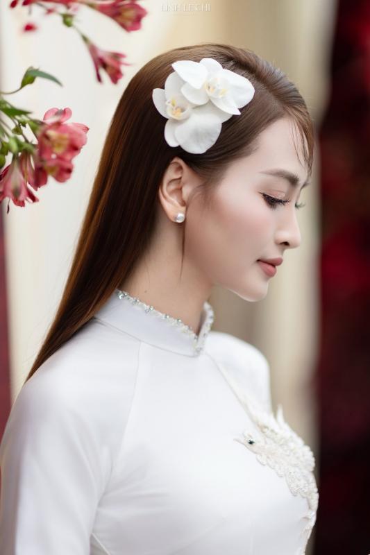 Ảnh nét căng: MC Mù Tạt đeo vàng nặng trĩu lên xe hoa cùng tuyển thủ Đức Huy,