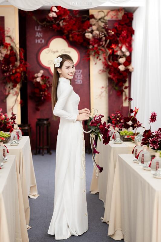 Ảnh nét căng: MC Mù Tạt đeo vàng nặng trĩu lên xe hoa cùng tuyển thủ Đức Huy,