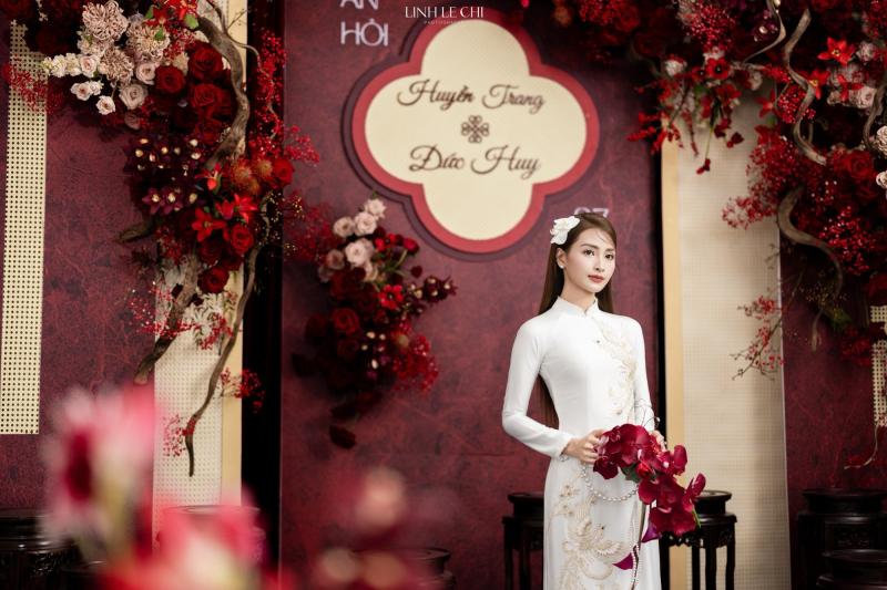 Ảnh nét căng: MC Mù Tạt đeo vàng nặng trĩu lên xe hoa cùng tuyển thủ Đức Huy,