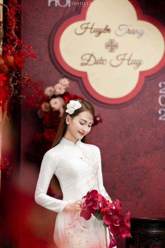 Ảnh nét căng: MC Mù Tạt đeo vàng nặng trĩu lên xe hoa cùng tuyển thủ Đức Huy,