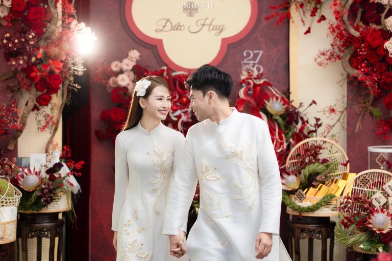Ảnh nét căng: MC Mù Tạt đeo vàng nặng trĩu lên xe hoa cùng tuyển thủ Đức Huy,