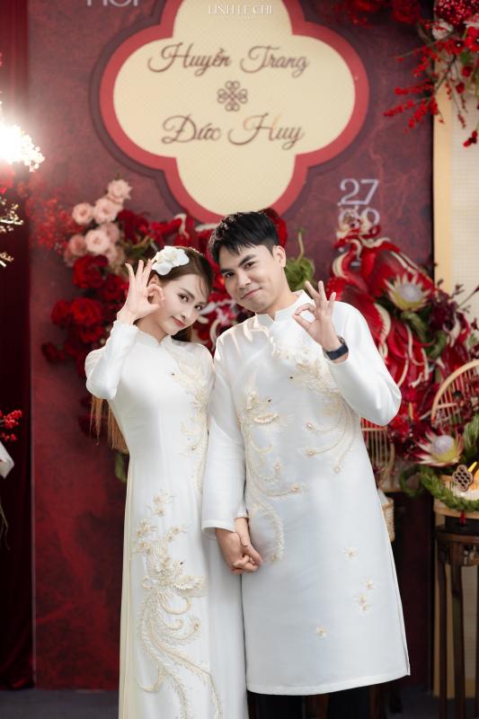Ảnh nét căng: MC Mù Tạt đeo vàng nặng trĩu lên xe hoa cùng tuyển thủ Đức Huy,