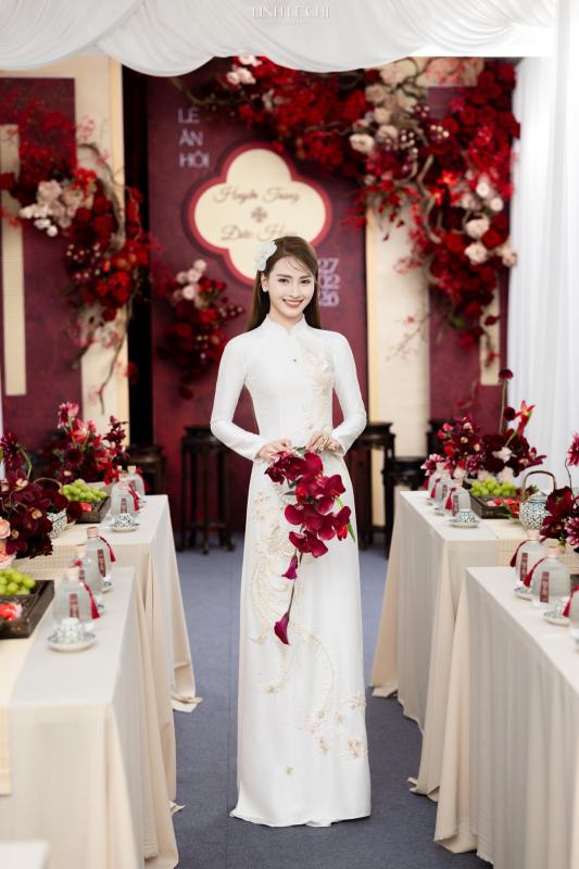 Ảnh nét căng: MC Mù Tạt đeo vàng nặng trĩu lên xe hoa cùng tuyển thủ Đức Huy,