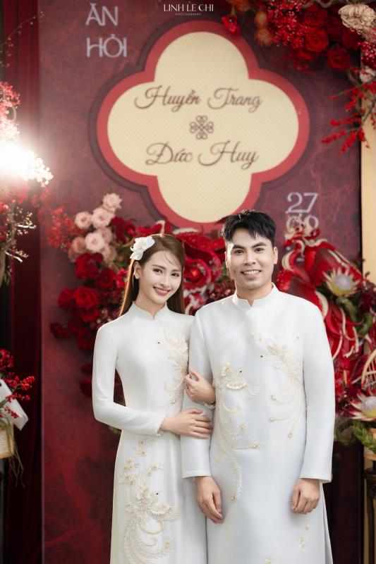 Ảnh nét căng: MC Mù Tạt đeo vàng nặng trĩu lên xe hoa cùng tuyển thủ Đức Huy,