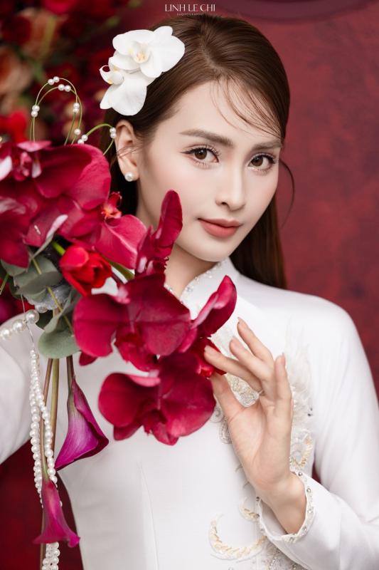 Ảnh nét căng: MC Mù Tạt đeo vàng nặng trĩu lên xe hoa cùng tuyển thủ Đức Huy,