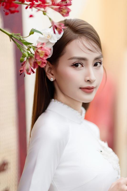 Ảnh nét căng: MC Mù Tạt đeo vàng nặng trĩu lên xe hoa cùng tuyển thủ Đức Huy,