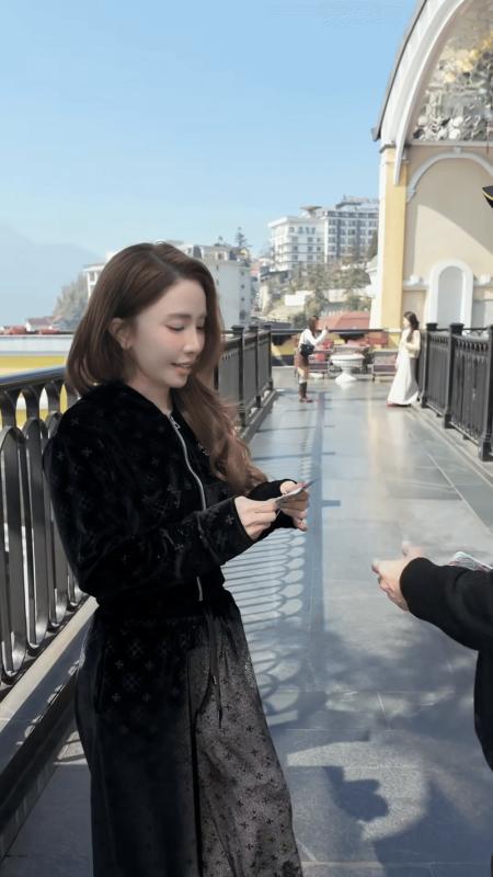 Cặp sao Việt xuất ngoại đầu năm, cuối cùng đã không muốn giấu chuyện tình cảm?- Ảnh 6.