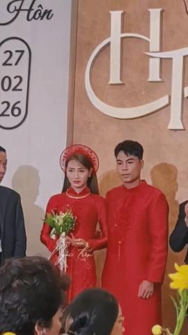 Khoảnh khắc cô dâu Huyền Trang Mù Tạt mím môi kìm nén nước mắt trong ngày cưới Đức Huy: Nay em đã có chồng!- Ảnh 1.