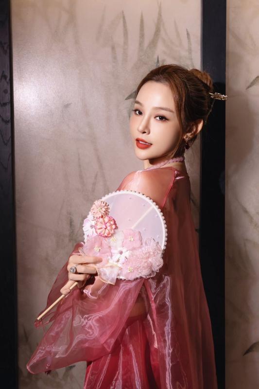 Huyền Baby U40 vẫn cứ đẹp long lanh chuẩn baby: Hóa ra rất chăm dùng 1 thứ nhiều năm qua để nhan sắc bất bại với thời gian, nói không với ''dao kéo''- Ảnh 1.