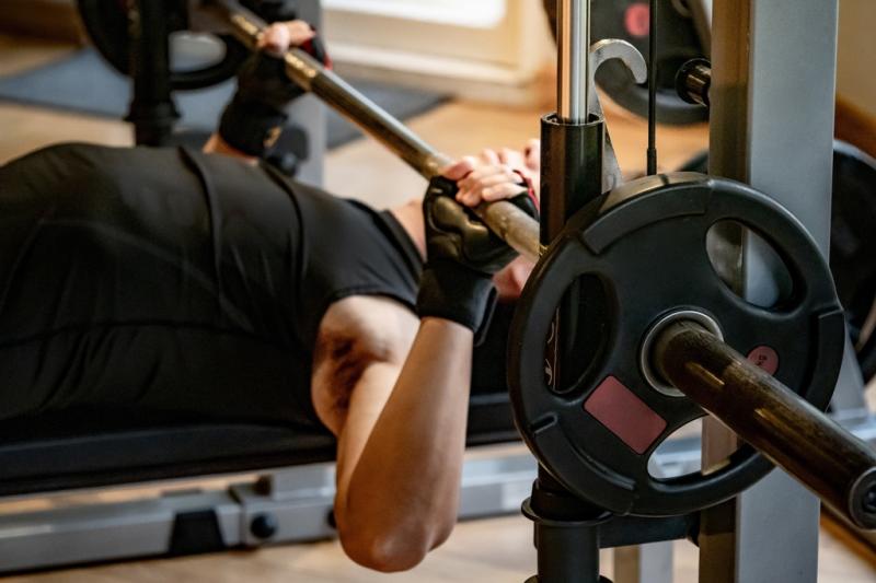 Người đàn ông suýt chết trong khi tập thể dục, bác sĩ cảnh báo: Phải làm điều này trước khi tập- Ảnh 1.