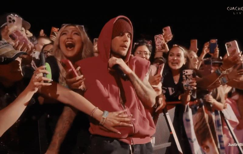 Justin Bieber bị “đụng chạm” nhạy cảm ngay trên sân khấu Coachella- Ảnh 1.
